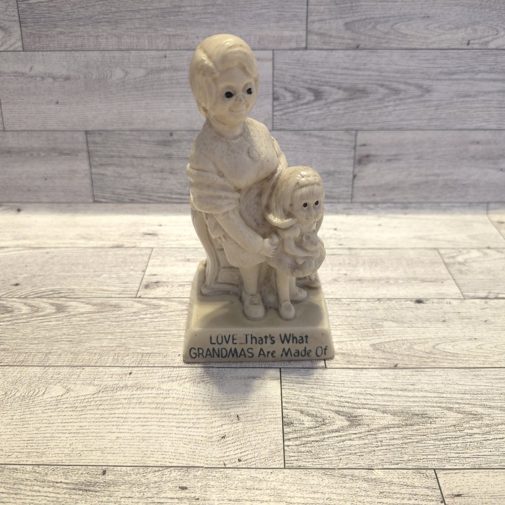 Statue Figurine "Love...Grandmas.." Vintage Russ Wallace Berrie R & W World‎